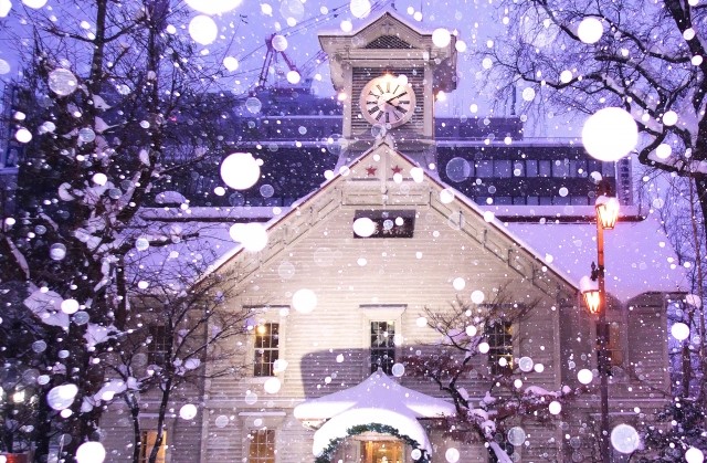 札幌の名所である時計台に雪が深々と降り、札幌の冬を象徴した情景